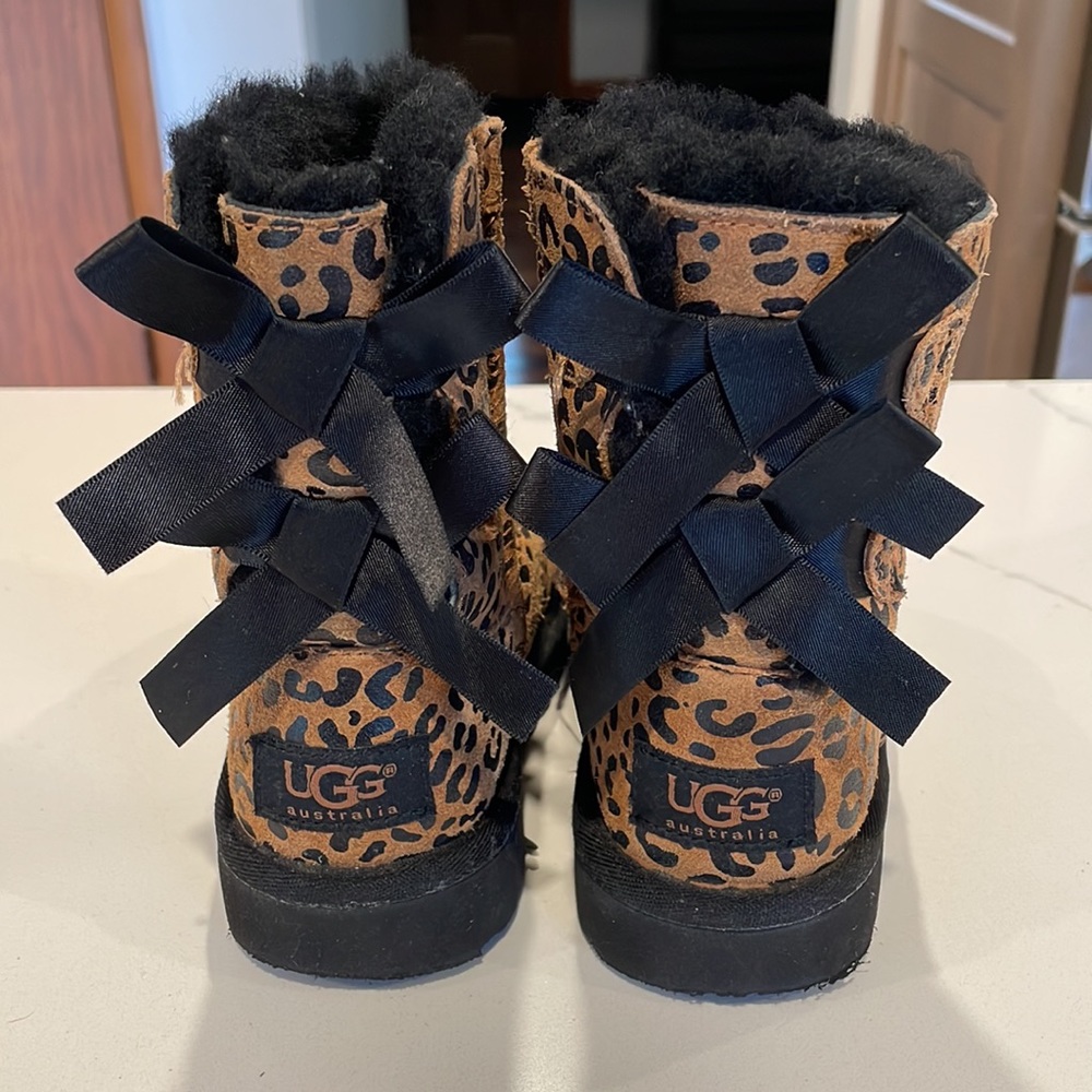 Ugg Toddler Bailey Bow Leopard Boots Chestnut - Picture 4 of 9